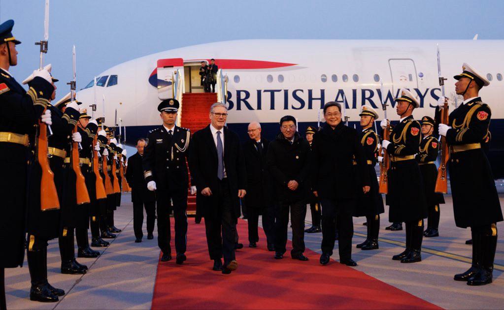 直击现场，英国来华

北京时间1月28日下午，英国首相斯塔默顺利抵达北京首都国际