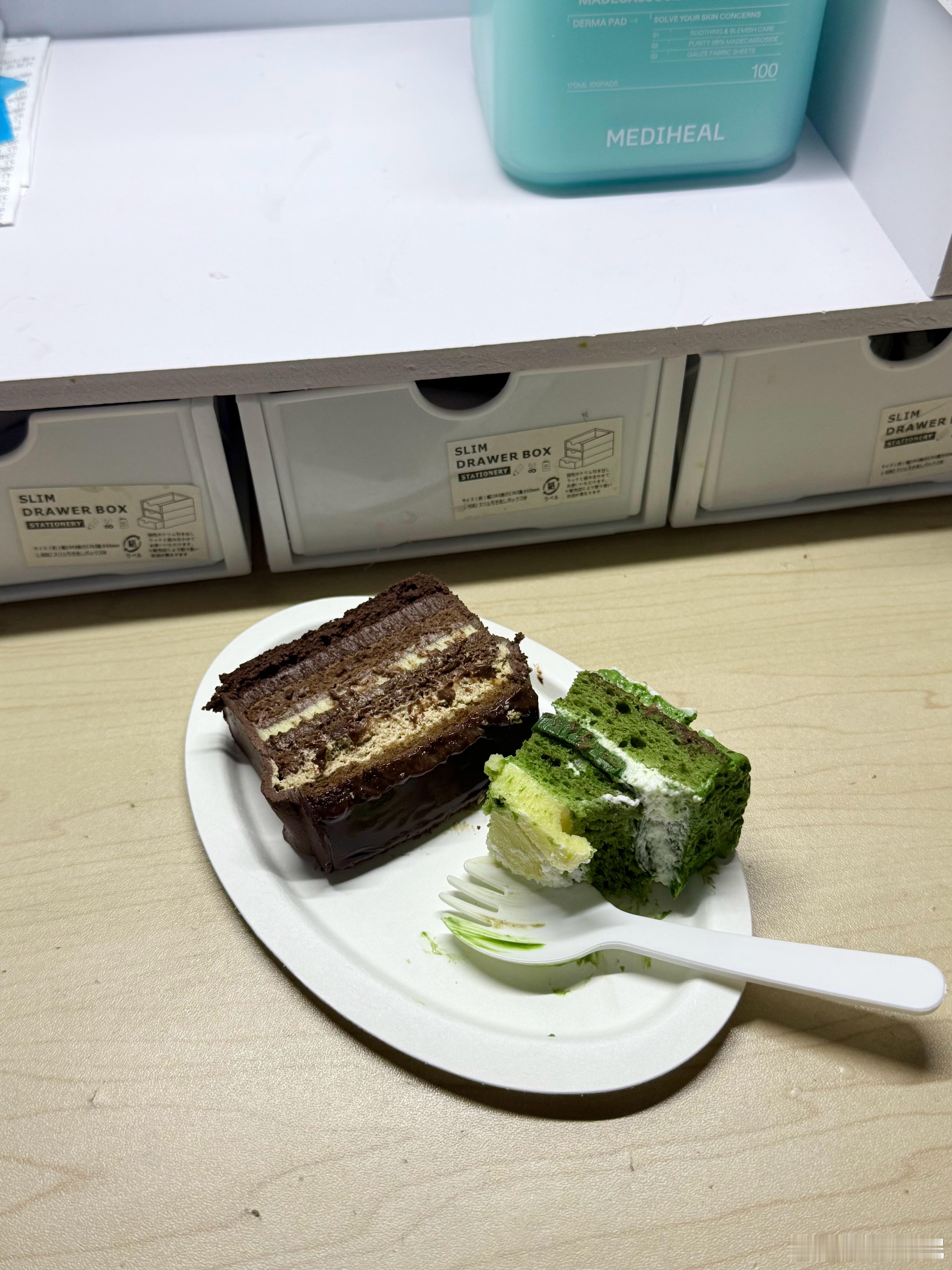 我室友每次放假回来都给我们分小蛋糕吃...今天又吃到了😭😌 