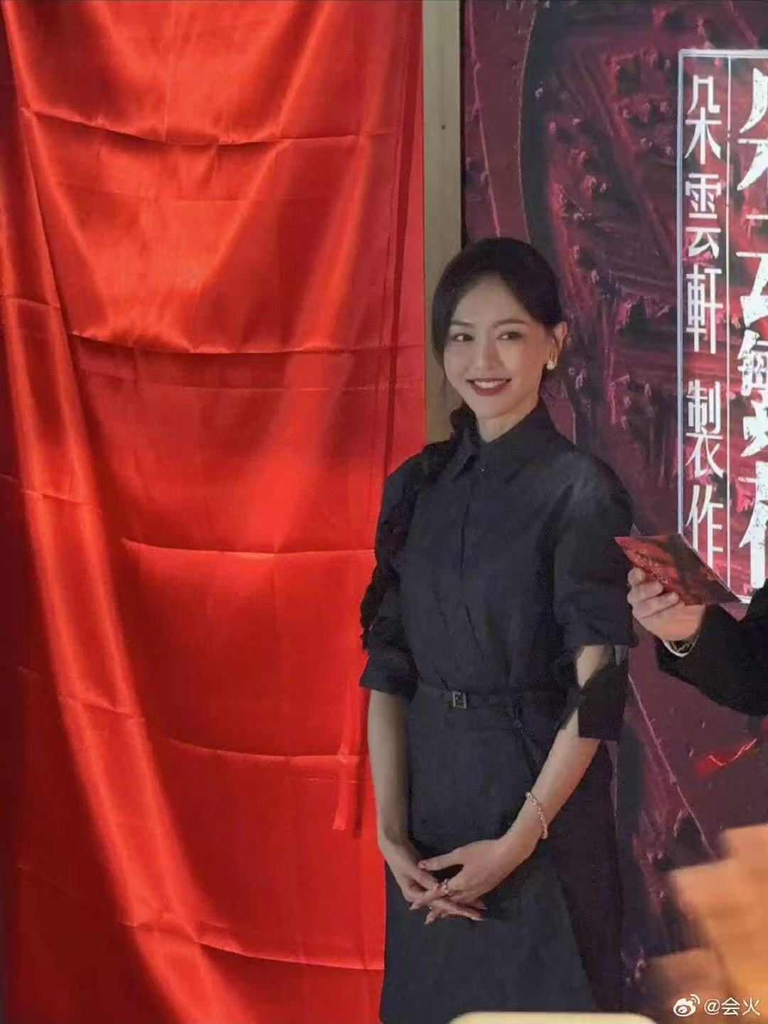 唐嫣现身繁花展 好美的汪小姐！！！唐嫣今日现身中国电影资料馆繁花展，这也太美啦！