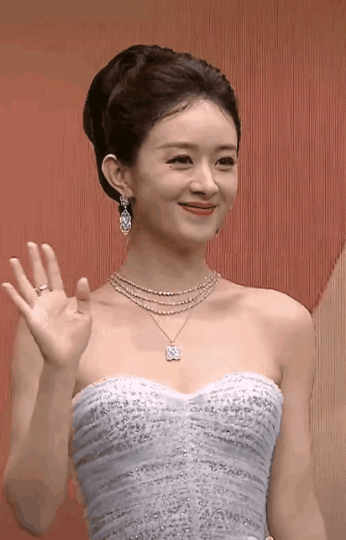 赵丽颖的脸，撞脸章泽天，又像章子怡，是高级脸，但是少了辨识度。

还是喜欢赵丽颖