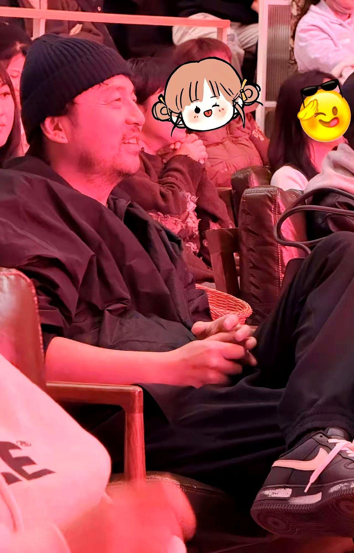 雷佳音这私下状态，有点认不出了！

最近看到他的照片，嚯！满脸胡茬子，压根没打理