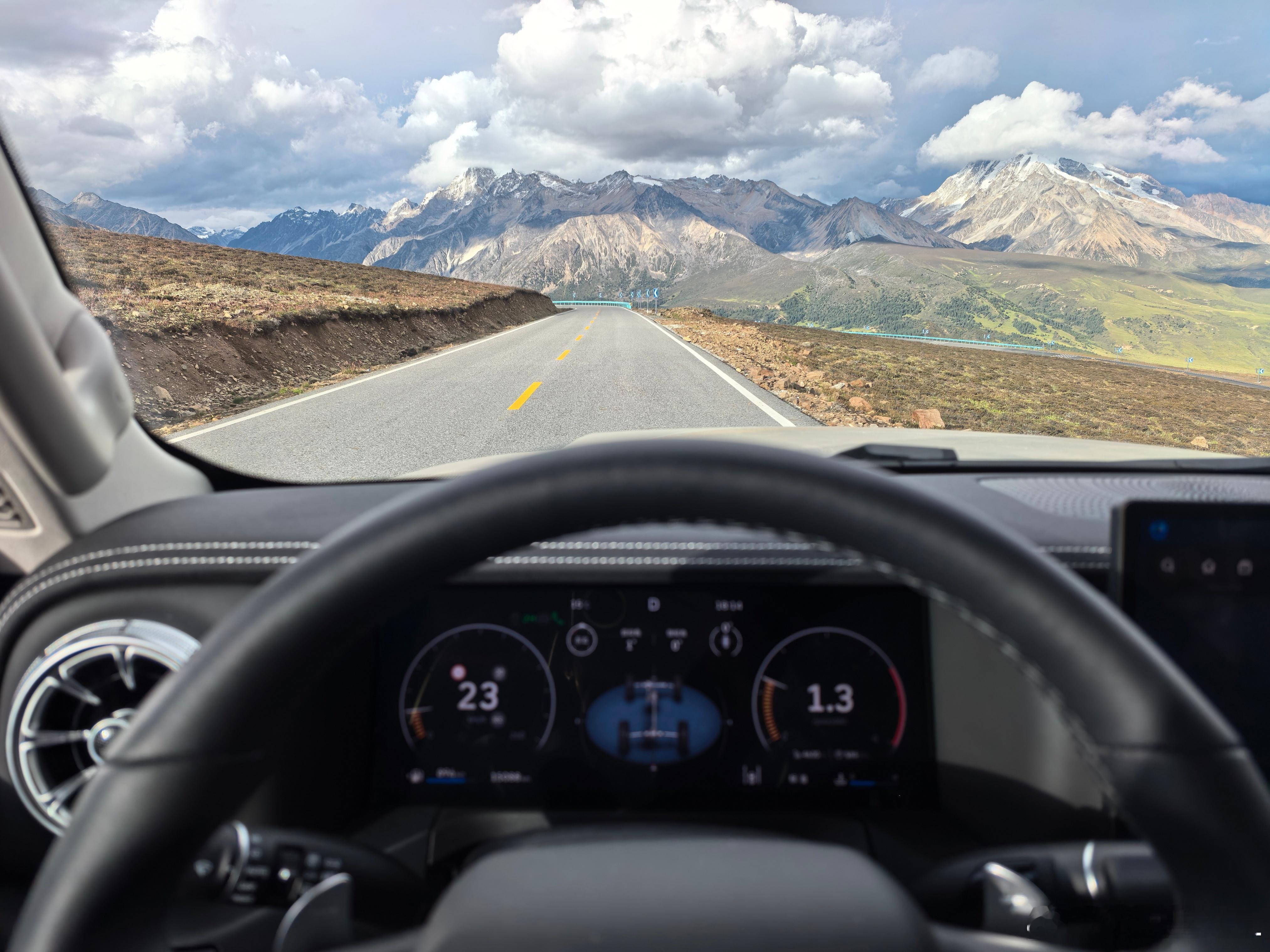 我对汽车外观设计主要划分为五大类:1、设计理念先进，又好看:保时捷Taycan、