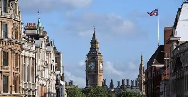 法国总统马克龙、德国总理梅尔茨和英国首相斯塔默在与乌克兰总统泽连斯基会晤后表示，