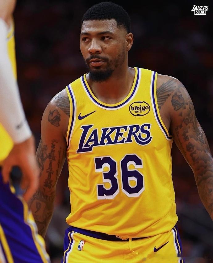 不可或缺！最近13场斯玛特出战的比赛，湖人全部取胜，包括与火箭的这三场系列赛。今