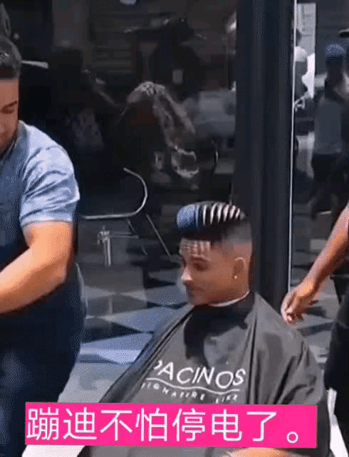 这么炫酷的发型你也值得拥有，不懂就问，用摩托车压一下是什么意思[思考]