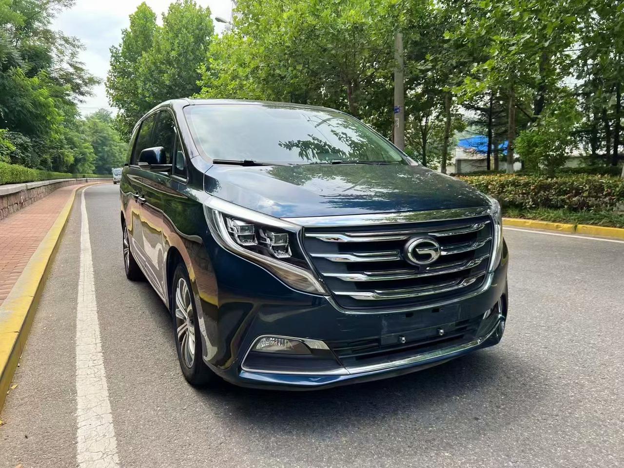 说实话，这是我本年1月送走的第1台车。是把他送到别的地方。这是一台传奇M8这台车