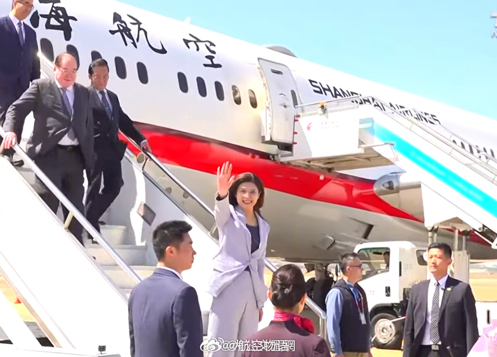 KMT一把手郑丽文率访问团7日中午乘坐上海航空FM852航班抵达上海虹桥机场，开