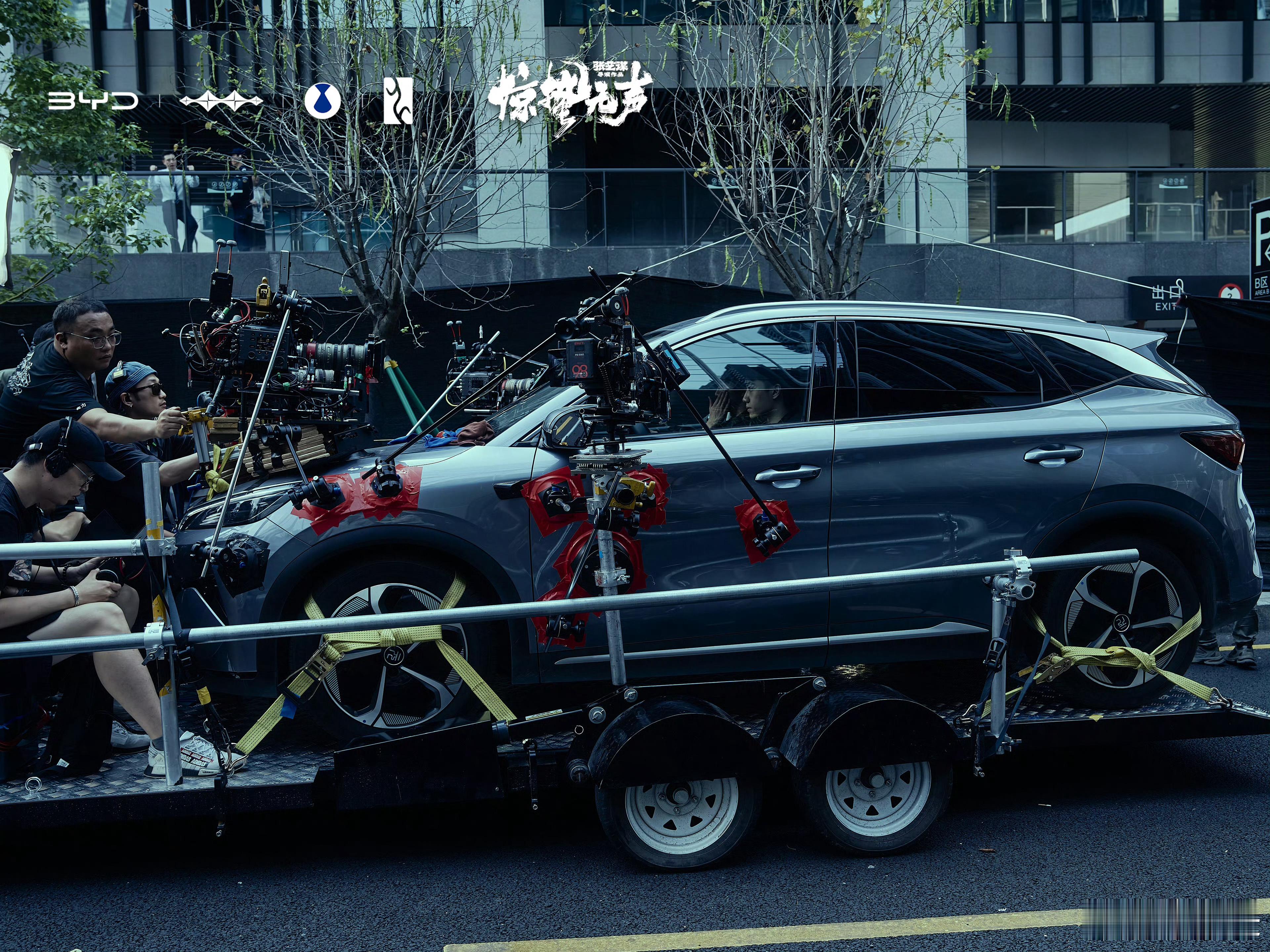 易烊千玺无实物表演被撞 热搜都在看演技，我看完倒是被几个道具细节戳到了。千玺跟朱