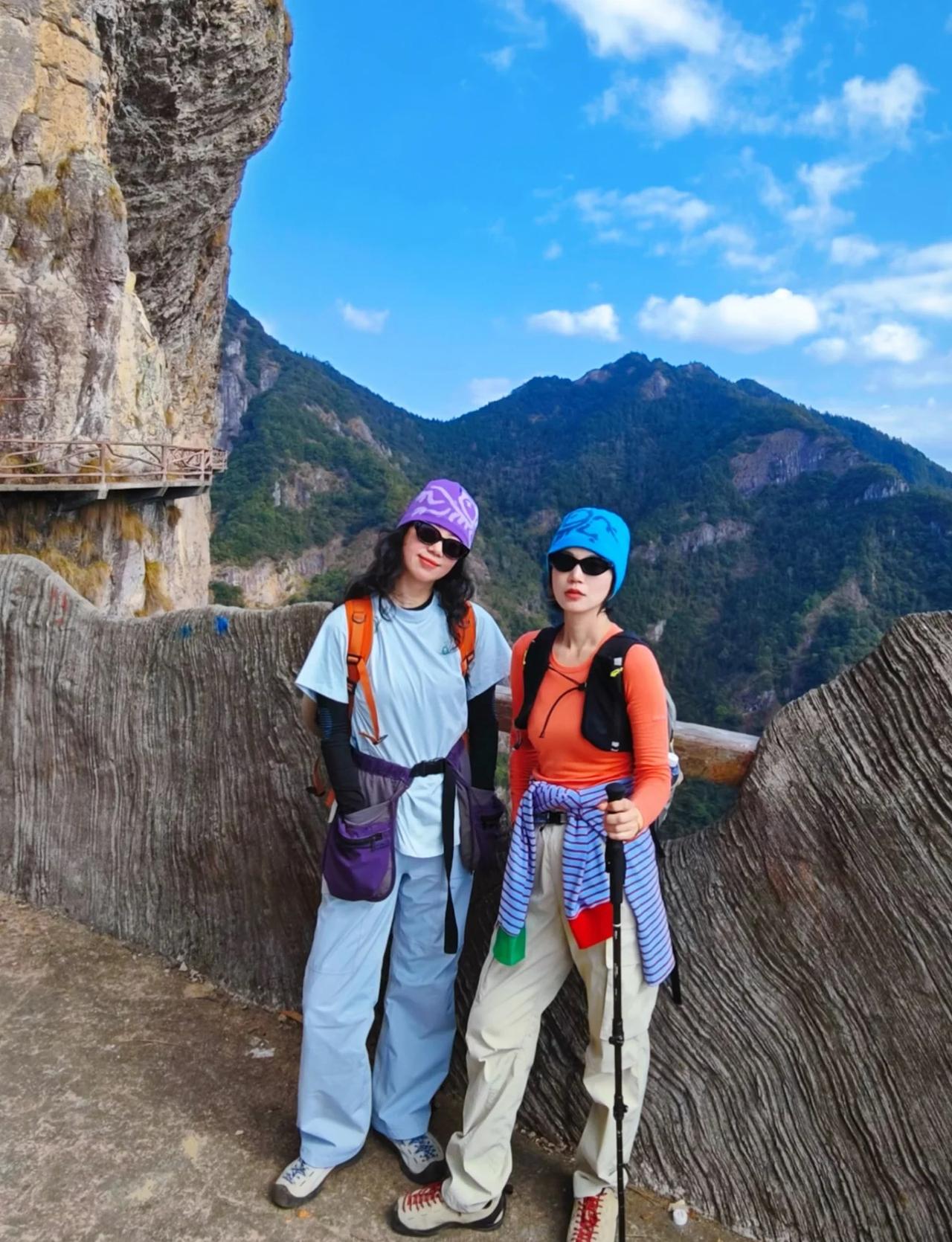 💜💙户外的显眼包
是谁把可爱焊在头顶去爬山👒
和姐妹们的户外局主打一个反差