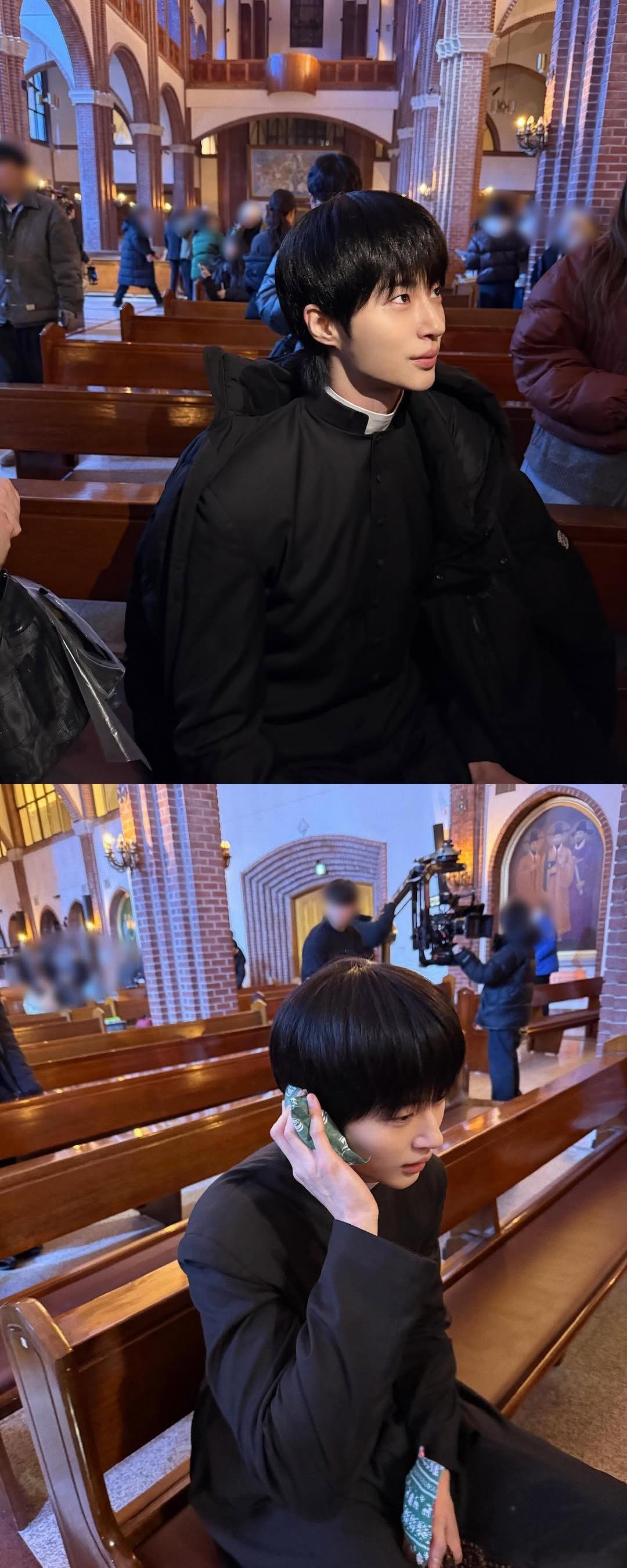 边佑锡update 神父也要圣诞节快乐呦🎄🧑🎄 