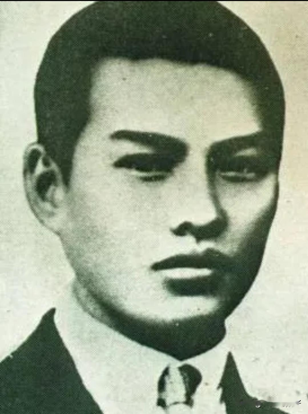 1931年，一地下党在送情报途中，突然被一个特务拦住，特务狞笑着要搜他的身。眼看