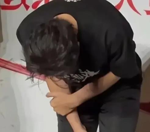 黄晓明给大家鞠躬道歉，称自己会处理好家事！

每一个人都需要为自己的选择和自己的