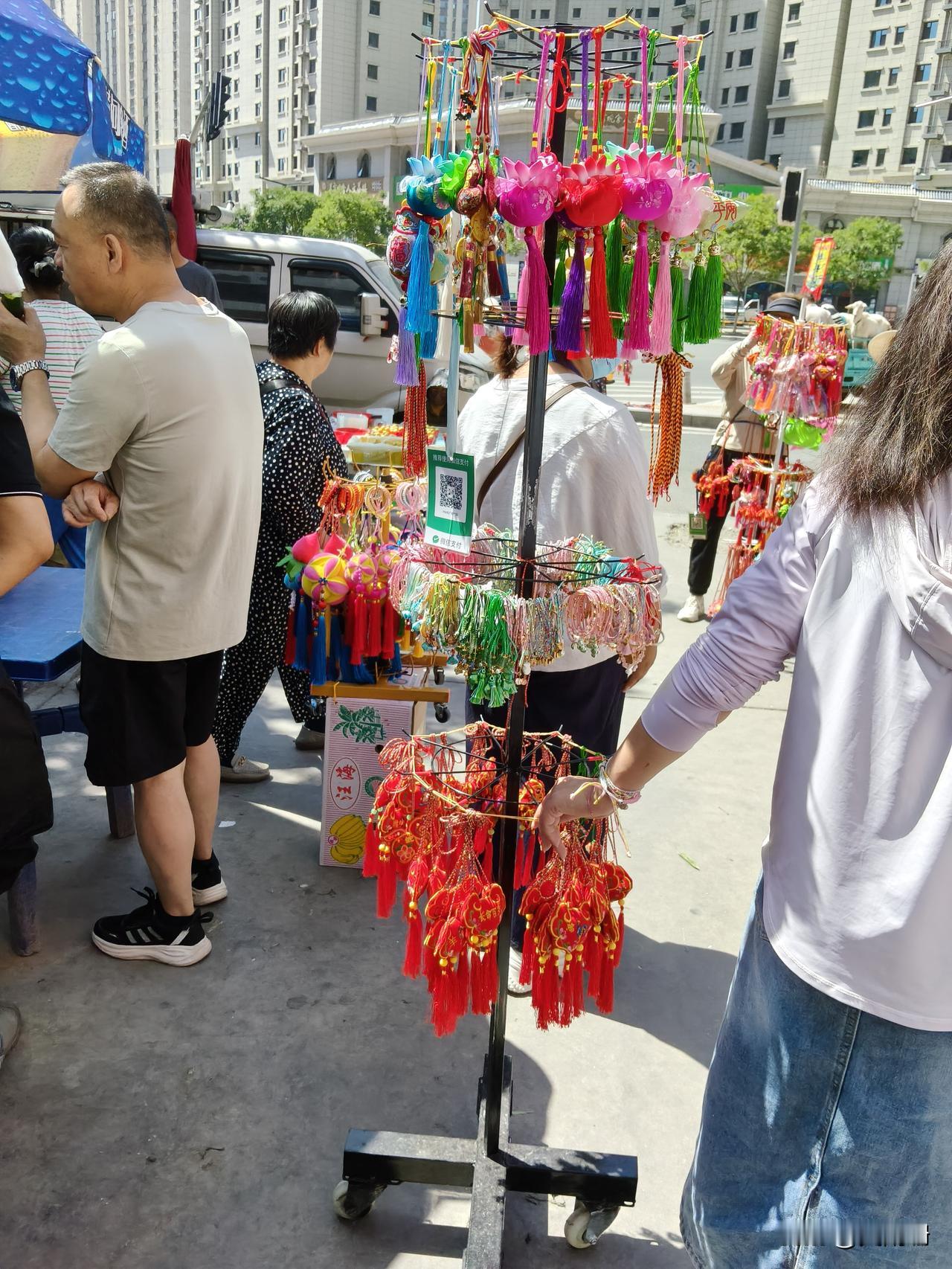 地点:兰州老街早市
今天是端午节假期的第一天，去早市赶了个大集一看市场就是浓浓的