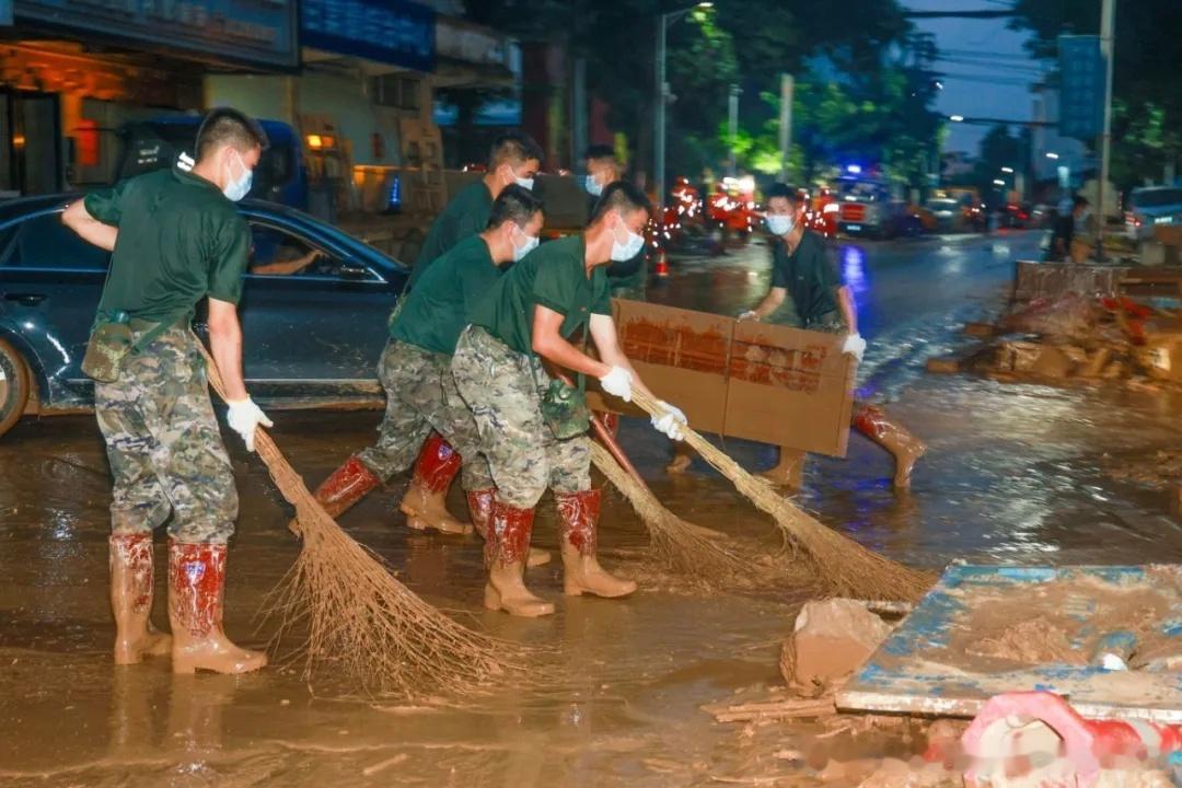 广西 这个盛夏，暴雨连绵不绝，肆虐的洪水席卷八桂大地。江河暴涨漫堤、街巷积水泥泞