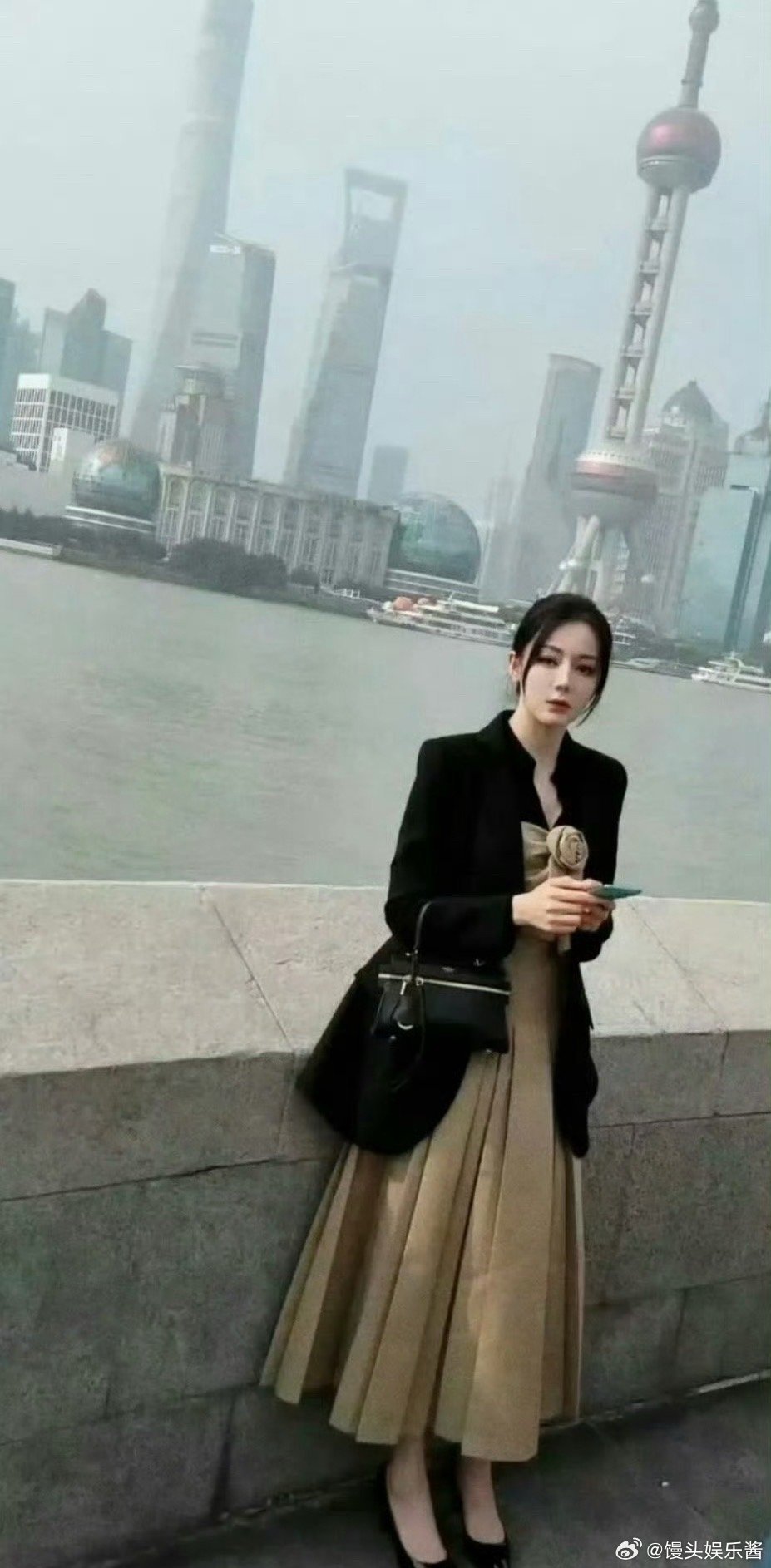 路人镜头下的迪丽热巴，离开美颜滤镜有星味吗 ​​​