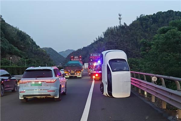 高速惊现站立的小汽车，这种形态也是难以出现！ ​​​