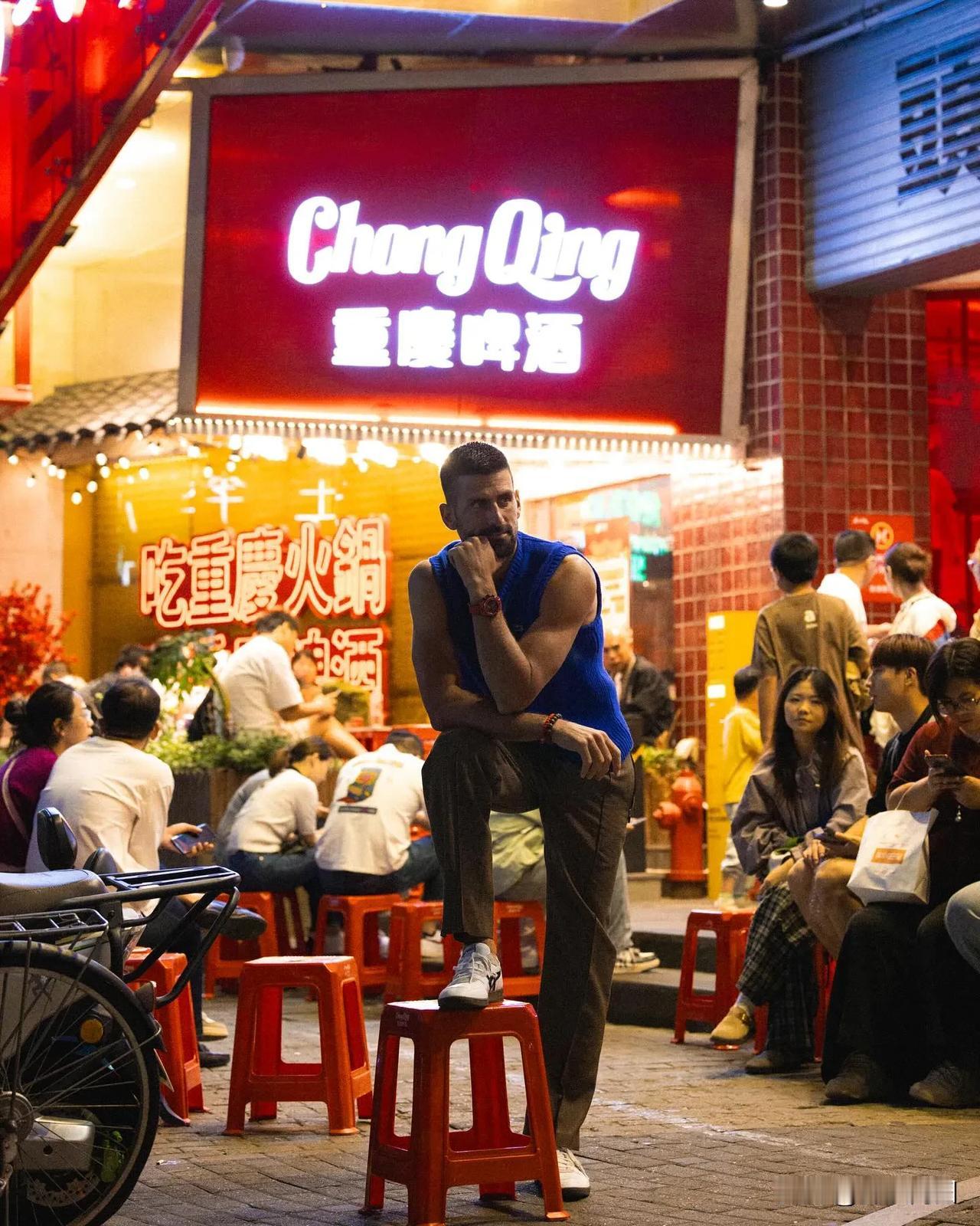 德约科维奇在南京路街头，走街串巷，在汹涌的人潮里体验中国国庆假期的热闹。
那种无