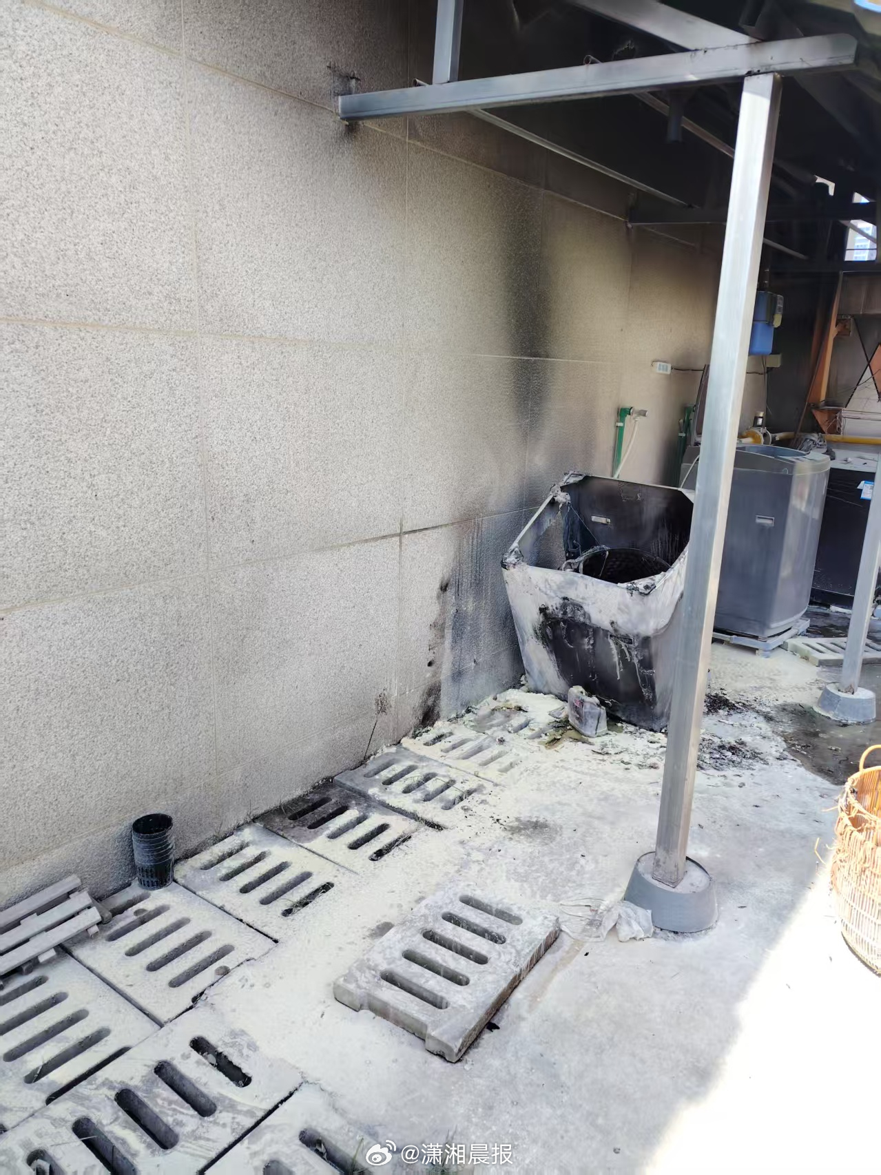 【“两家公司都没表扬我！”#女子上班时为隔壁公司灭火获11万赞#，网友：我们给你