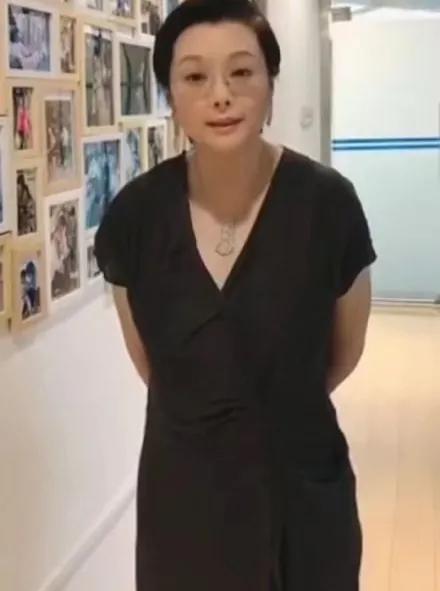 要说她也化妆，也打扮了，穿着也不俗，可怎么变成这样了，精气神不行了咋的。气质也变