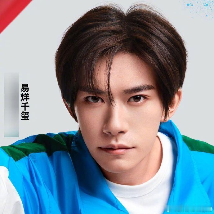 #易烊千玺九宫格运动大片# 易烊千玺在这组运动大片中，白色 T 恤和蓝色短袖外套