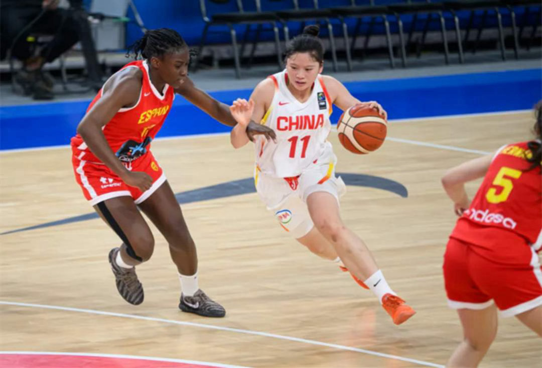 中国U17女篮不敌西班牙一场比赛27次失误，平均不到两分钟就丢一次球权。这种频繁