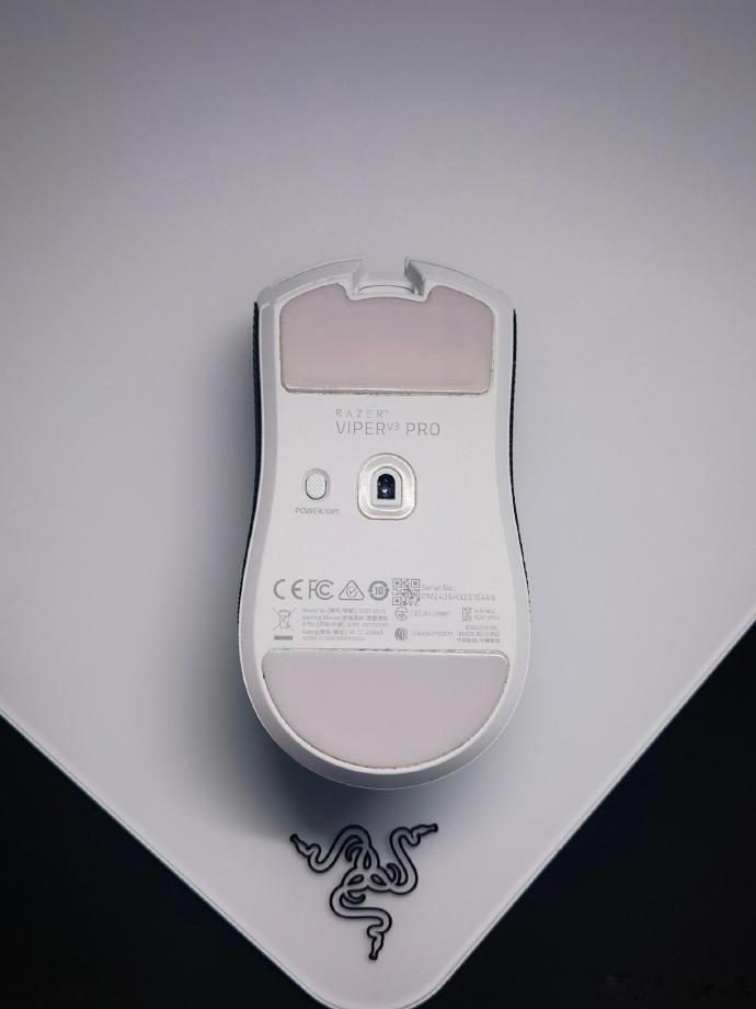 雷蛇毒蝰v3pro 1.在外观方面更加圆润饱满，鼠标背部高度相比较上一代也提高了