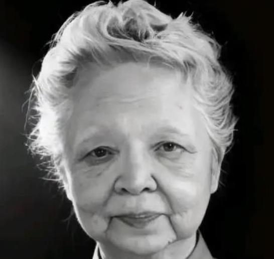 1957年，美国海关私吞了中国女人行李箱里面的6800美金，她却开心地笑了，谁也