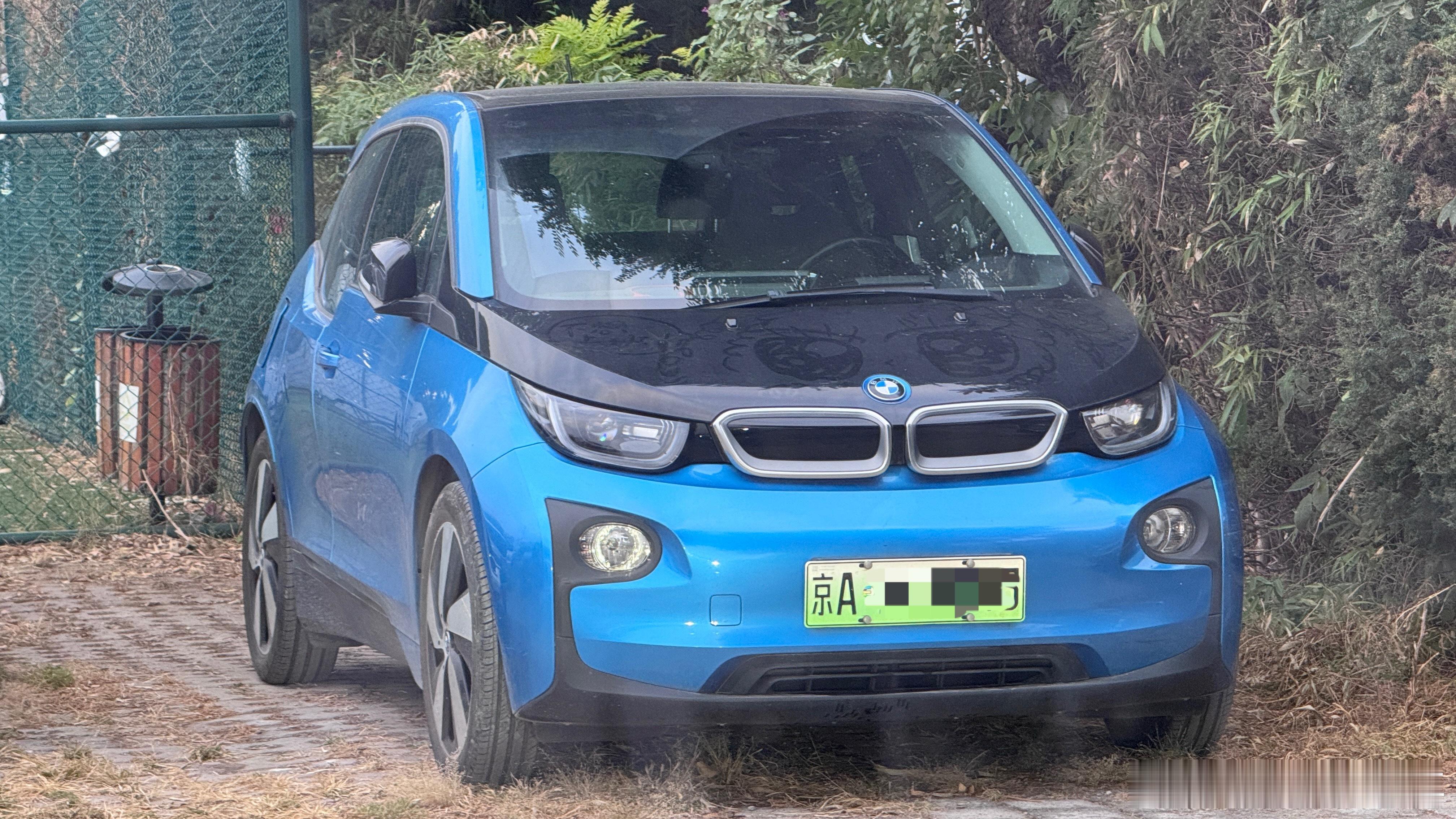 偶遇一台进口宝马小i3，曾经我超爱的小电车[抱一抱][抱一抱][抱一抱]好开，后