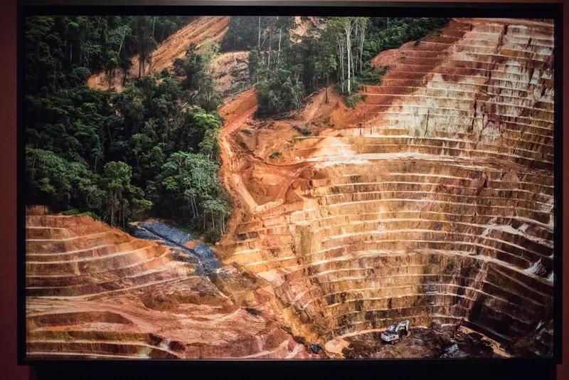全世界都在静静等待，等待的可能是美国发动又一场战争。就像在委内瑞拉周边，美国集结