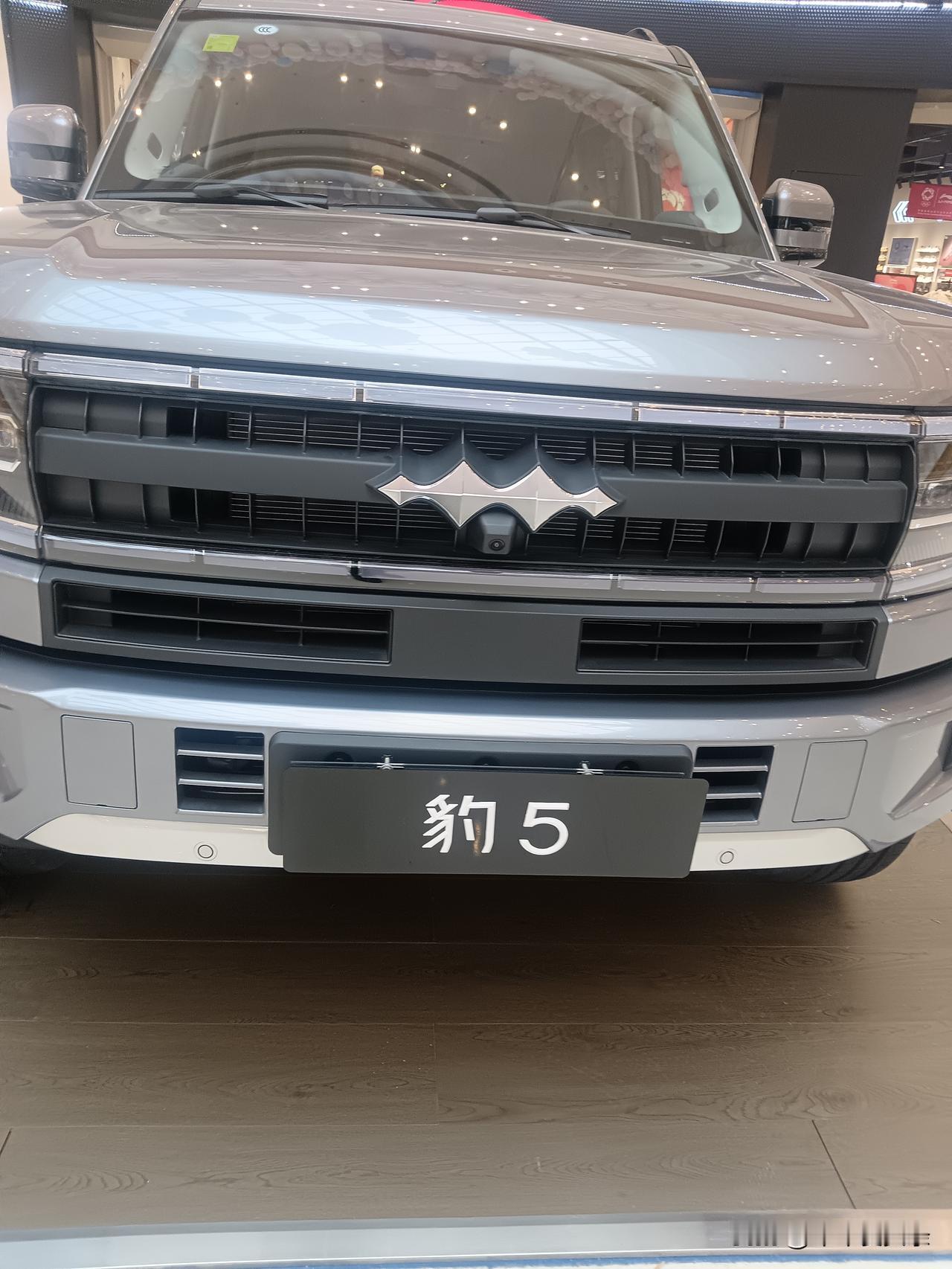 试了方程豹5才知道，什么叫可城可野、家用越野两不误！方盒子硬汉造型气场拉满，走在