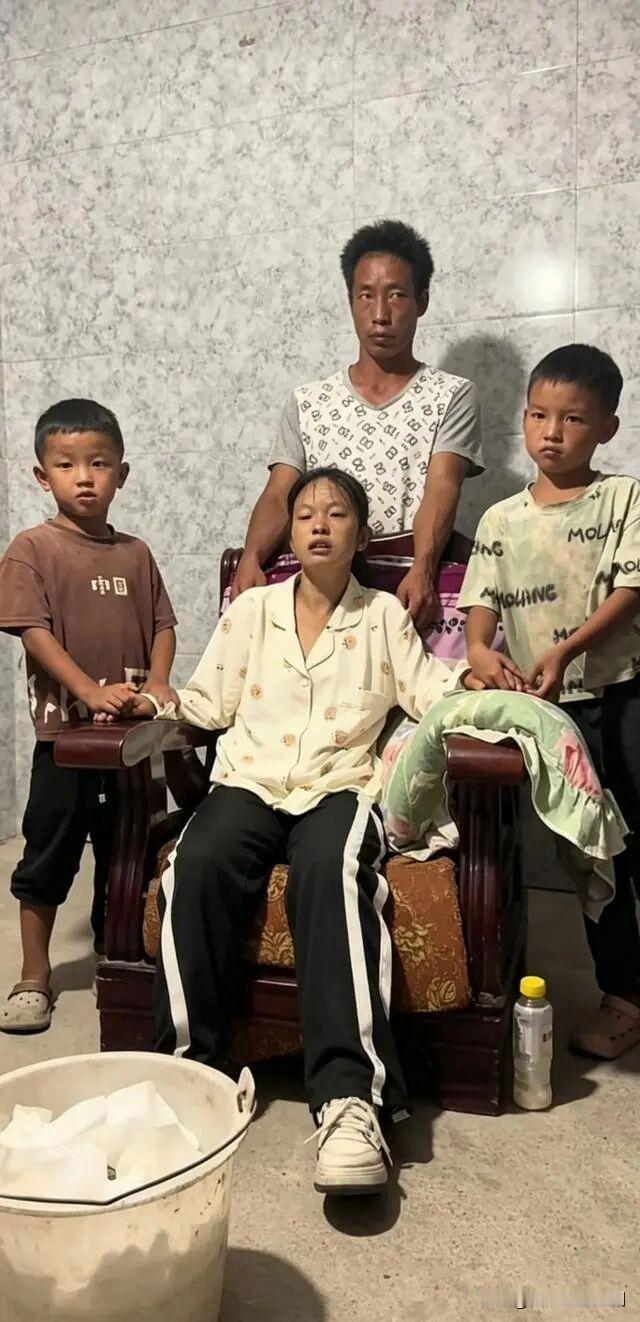 她走的那天，攥着给智力残疾丈夫缝了一半的护腕，口袋里还揣着给两个孩子买的、没来得