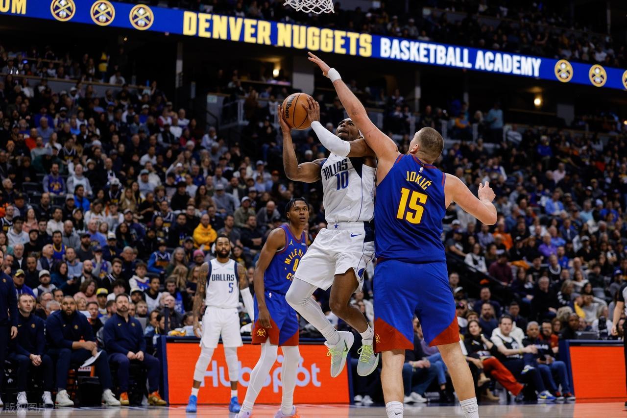 NBA三大怪象：约基奇防守太弱，却是联盟篮板王；詹姆斯三分不行，却排名“圣诞大战