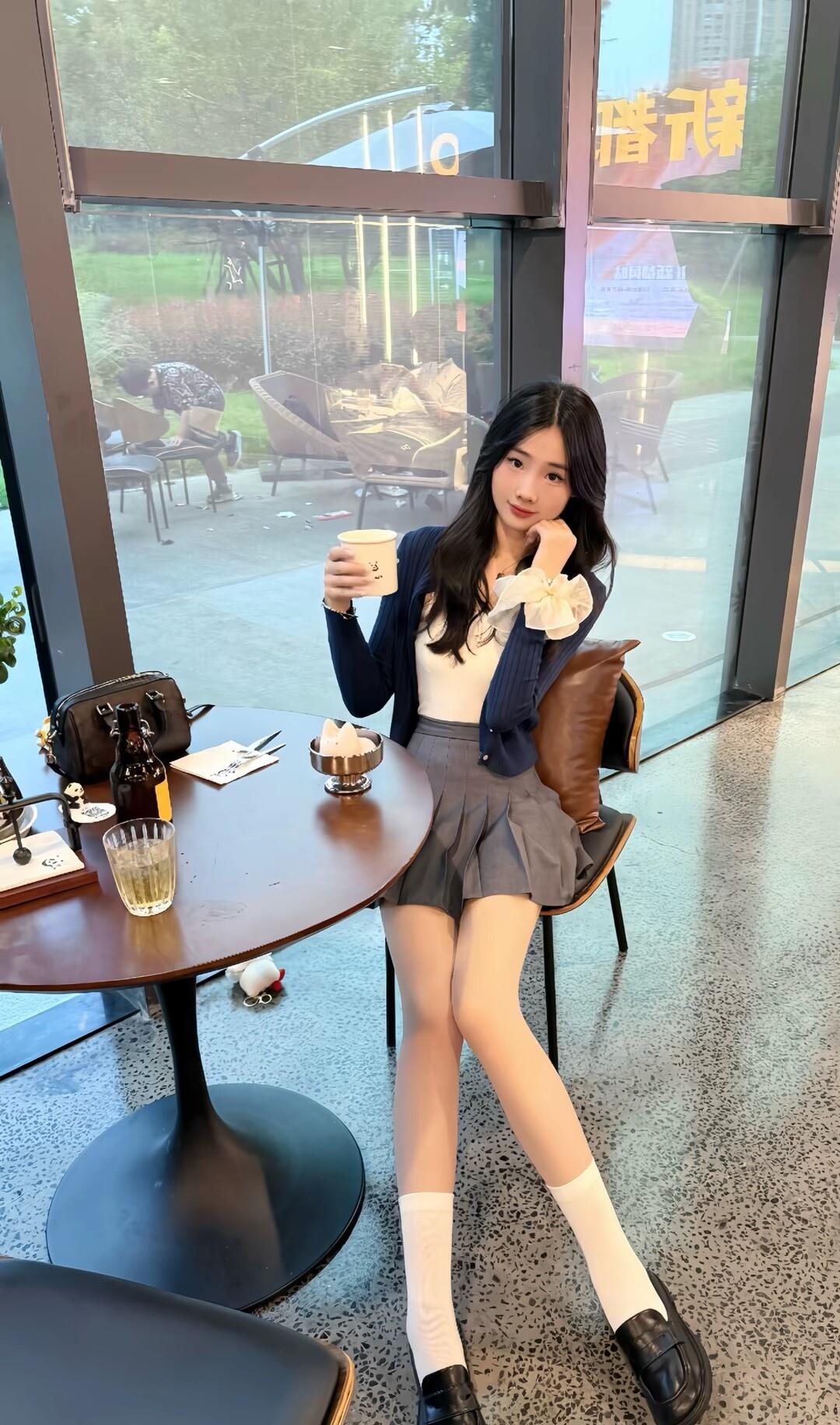 悠闲下午茶时光，咖啡与甜点相伴，享受美好时光。