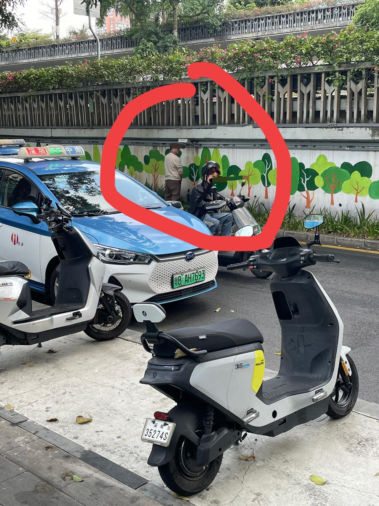 深圳的公共场所已经够多够方便了，可是还是有人随地方便。这个地方不到五十米就有公厕