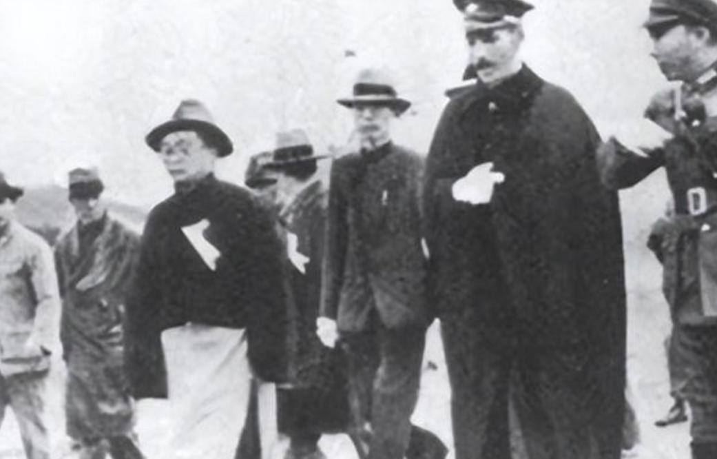 张学良在软禁的时候很喜欢喝可乐，每天要喝三四瓶。当时1美元可以买20瓶可乐，3.