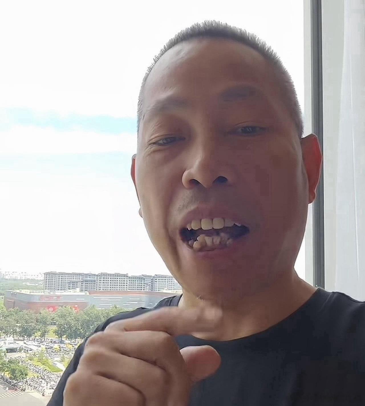 张雪师父又培养出一位世界冠军！骑机车改行滑翔伞 1张合影太经典近日，张雪机车创始
