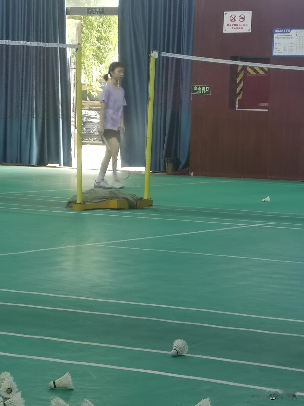 这小姑娘，小学四年级，一打比赛就腿抽筋，却还是天天来打。
放暑假父母没时间，给她