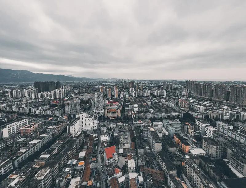 一座城市，是被外墙拖垮的

中国城市最大的病，
不在交通，不在人口，
甚至不完全