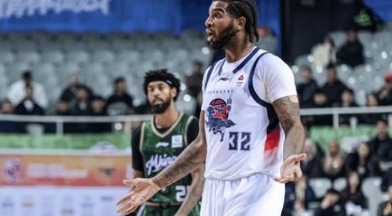 主场哨已经不再藏着掖着，这在南京队主场对阵山东高速的比赛中得到验证。
克利斯挥拳