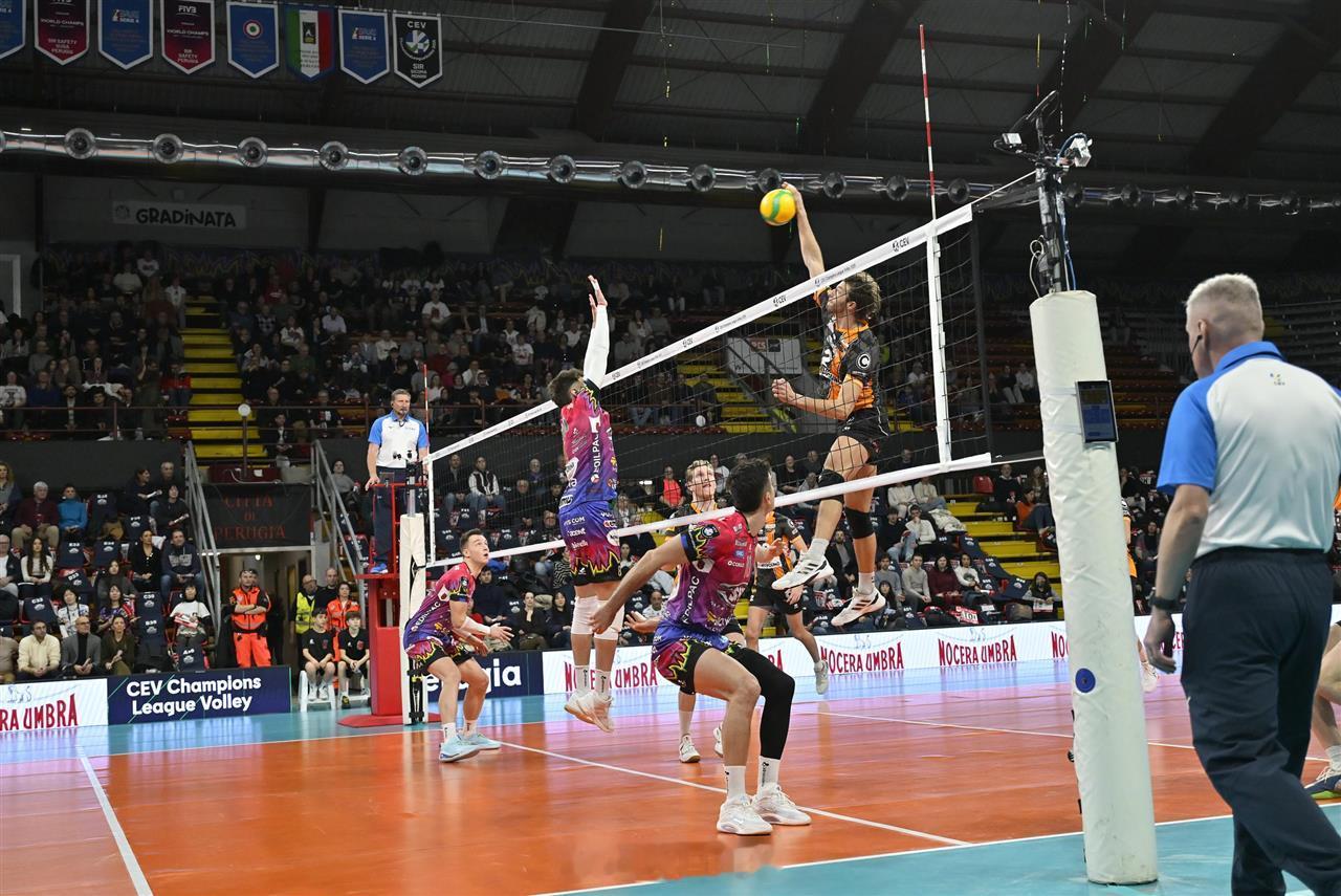 【本塔拉18分 男排欧冠佩鲁贾3比0柏林】北京时间22日凌晨，2026男排欧冠 