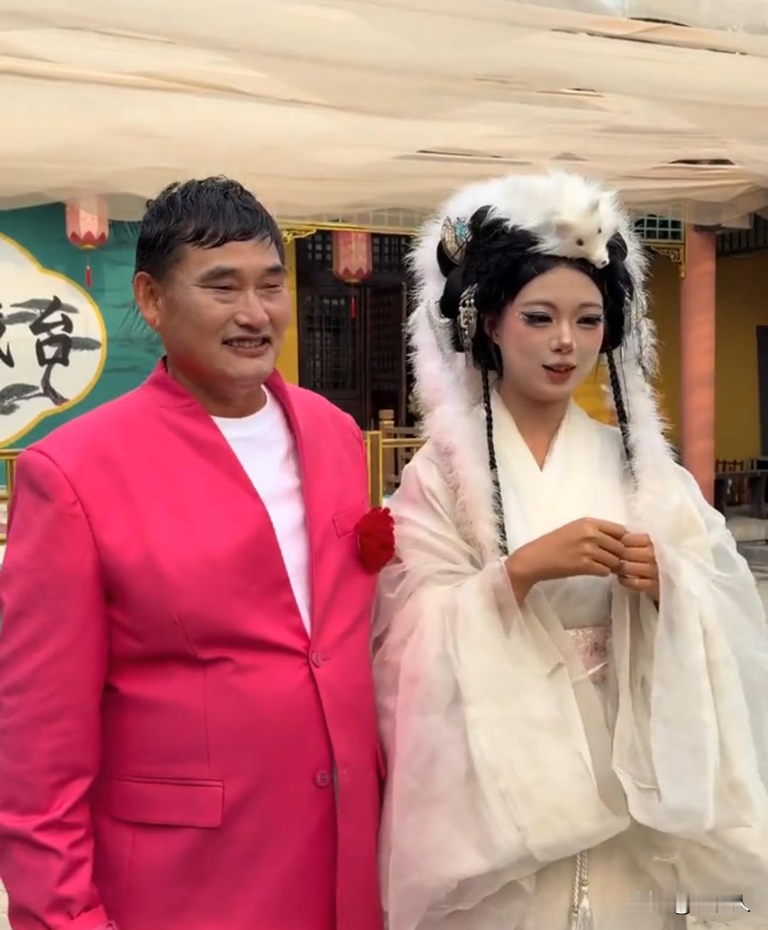 当今互联网上两大风云人物：一个是小马云写书法，一个是朱之文唱歌表演，请问究竟是小