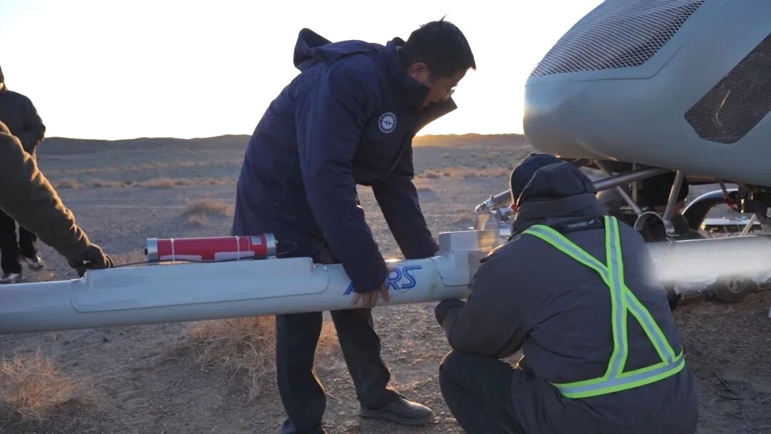 近日，甘肃某地的戈壁滩上，一架航景创新自主研发的FWH-1500无人直升机搭载着
