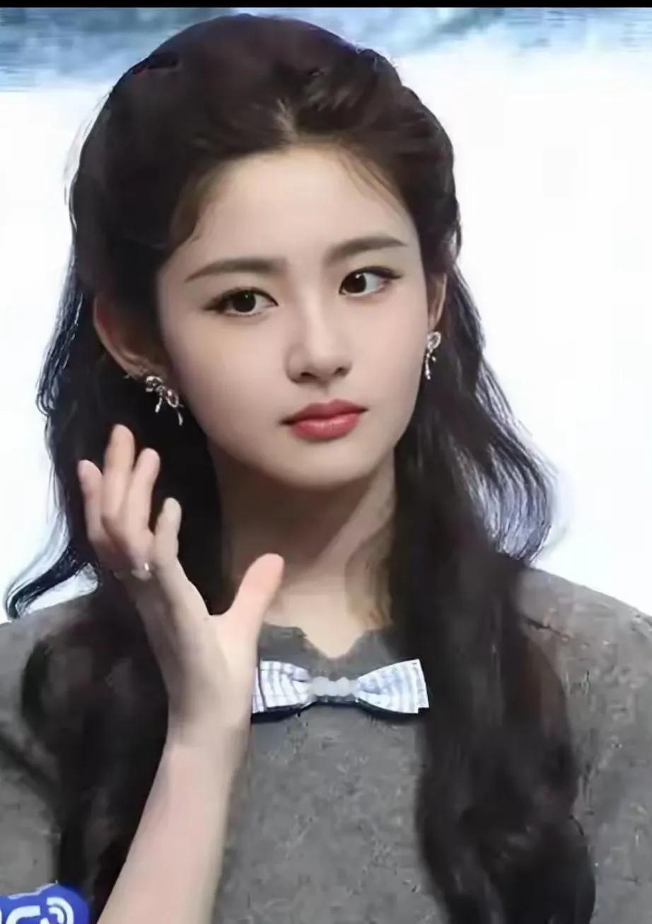 于正老师的眼睛真的太毒了，签约的全都是俊男靓女，下图这位就是被于正老师刚签约的美