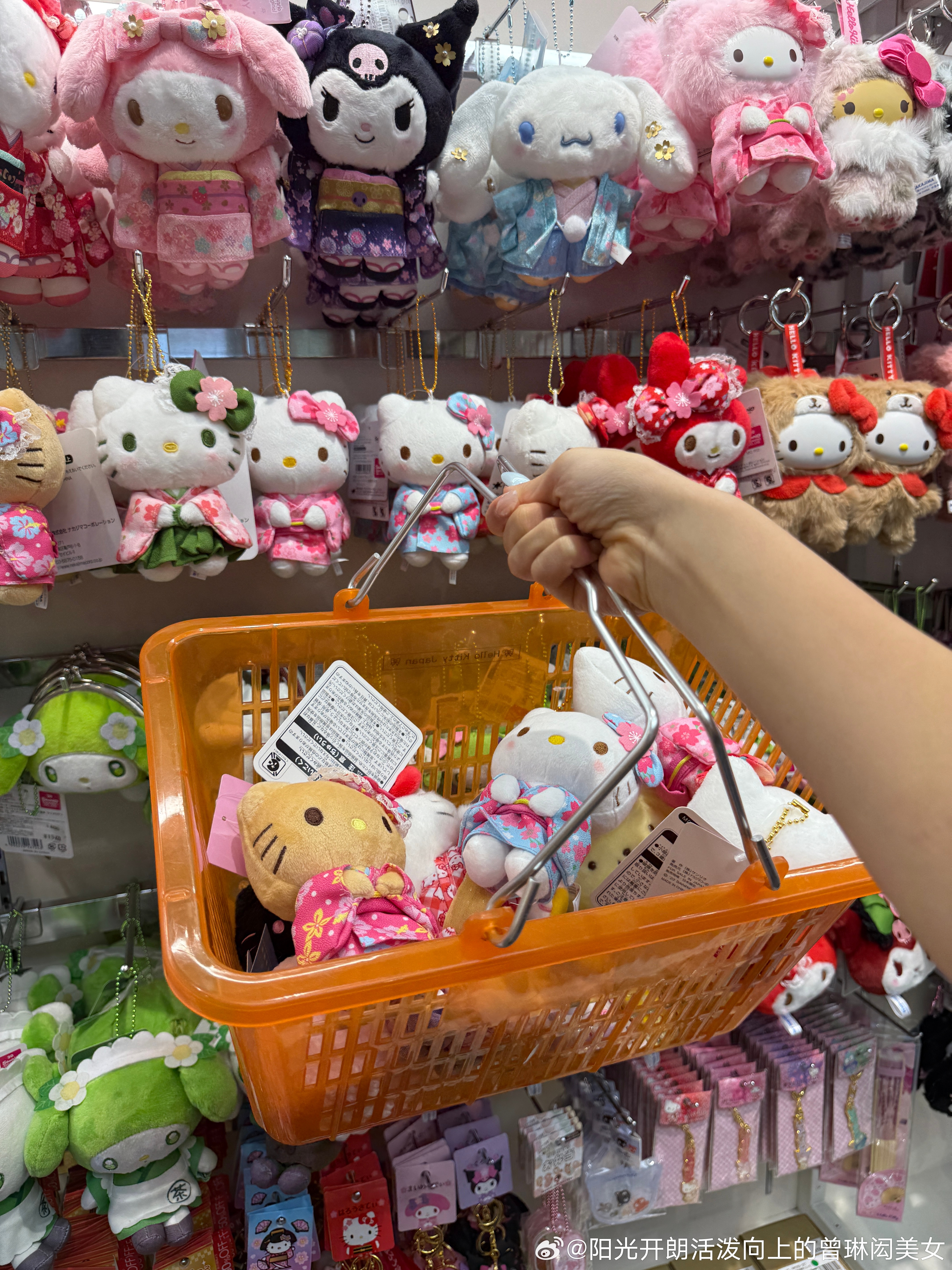 骚咪们路过了hellokitty shop就买了一些和服的hk当抽奖礼物卧槽其实