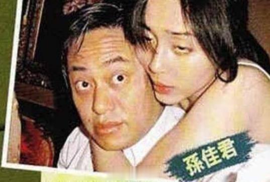 张智霖袁咏仪刚结婚没多久，富商罗兆辉打来电话：“你知道吗，我曾花100万包养了你
