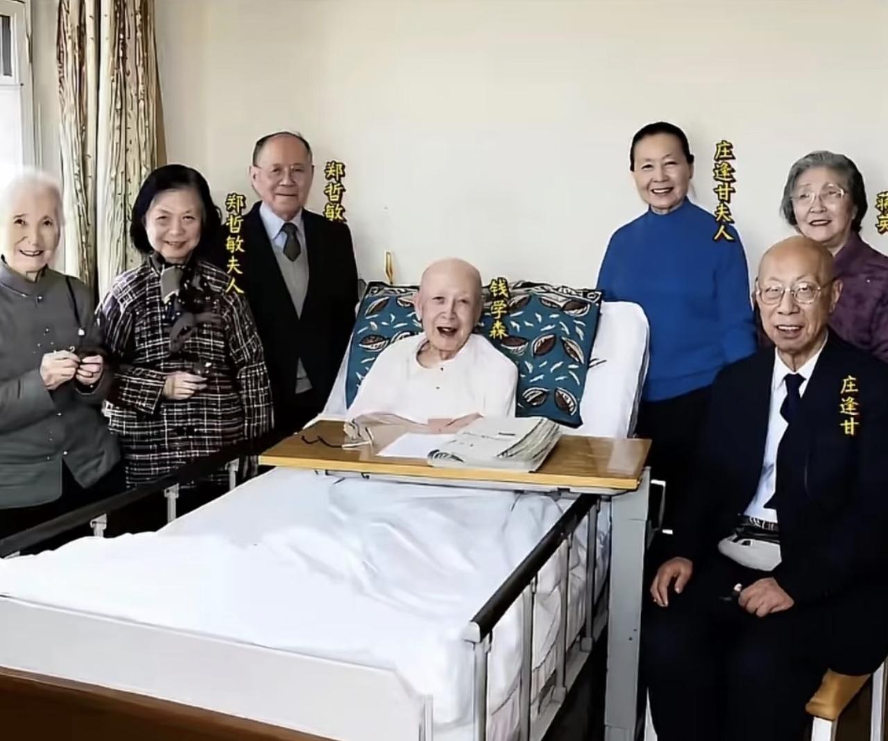 别再信“当年留美科学家回国是在国外混不下去”的谣言了。这张2008年的老照片里，
