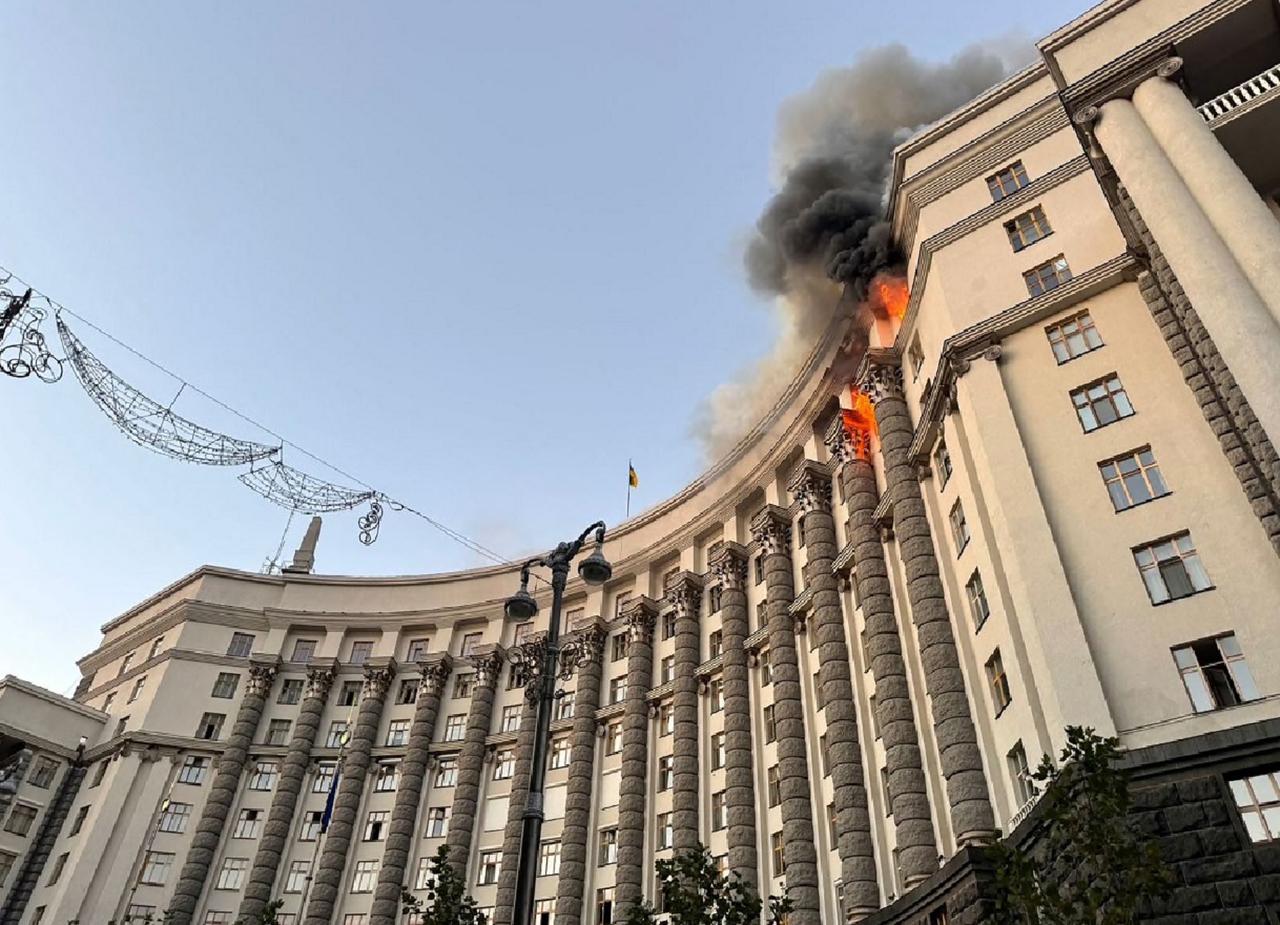 俄罗斯正式要求美国撤离驻基辅外交人员，基辅大战已经箭在弦上。
 
就在普京签署境