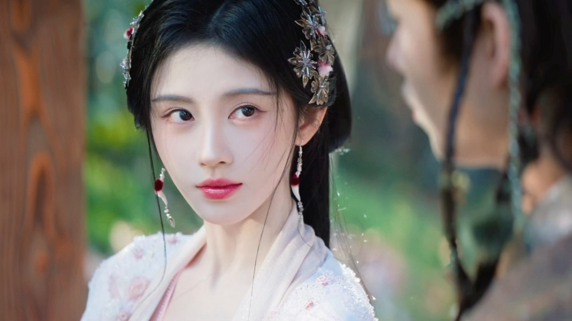 鞠婧祎怼脸是颜狗减速带 看《月鳞绮纪》完全被鞠婧祎的怼脸镜头支配！露芜衣一出现，