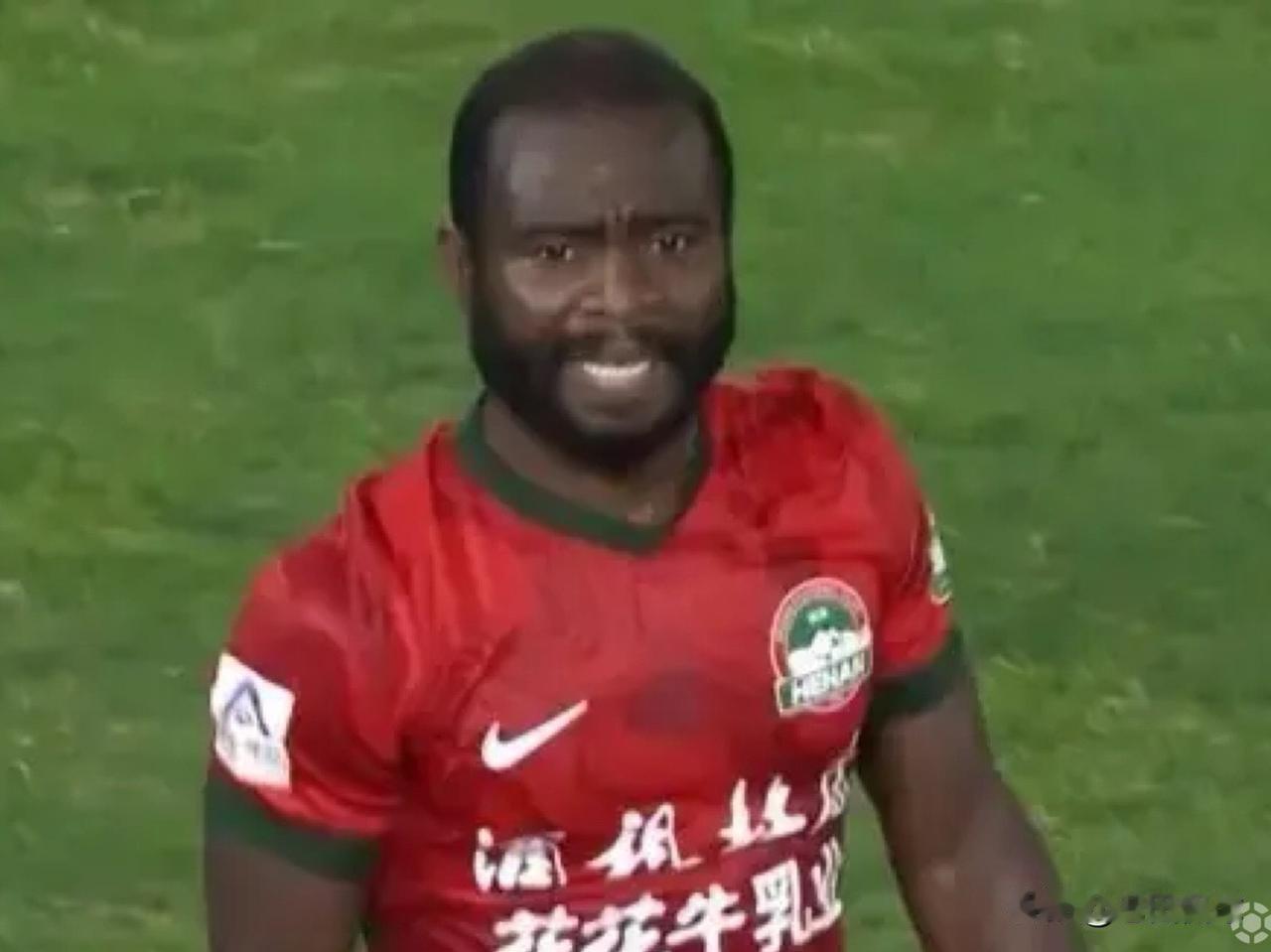 大连英博无限接近签下阿奇姆彭…河南俱乐部之前给合同即将到期的阿奇姆彭提供了续约合