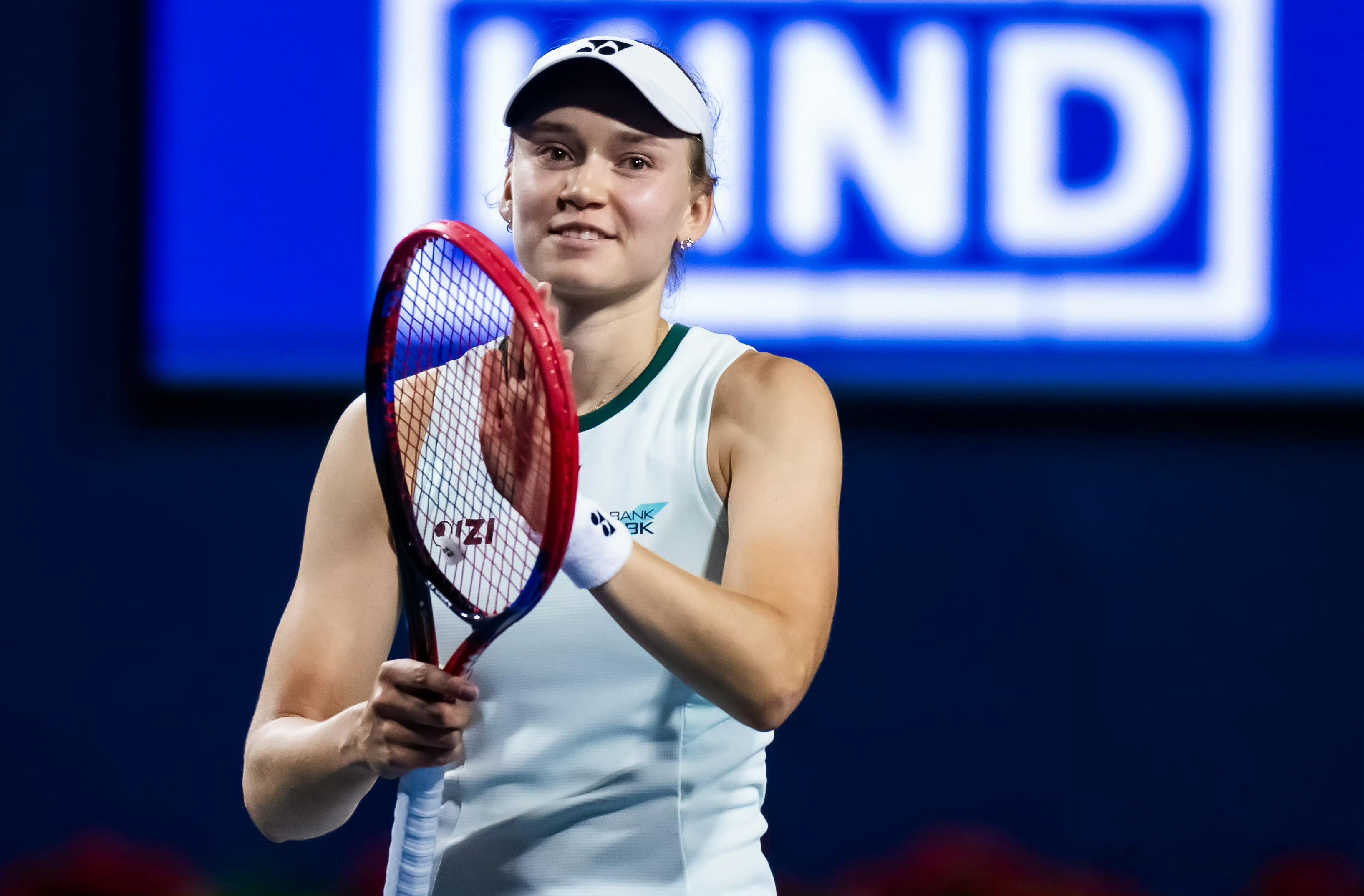 莱巴金娜2比1高芙WTA1000多伦多站半决赛，莱巴金娜5-7、6-2、6-2战